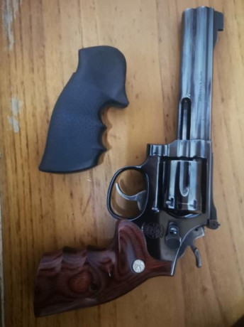 Poco que decir de este revolver, va con las dos cachas y la funda de las fotos 450€+portes,el revolver 01