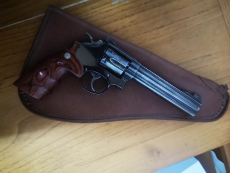 Poco que decir de este revolver, va con las dos cachas y la funda de las fotos 450€+portes,el revolver 00
