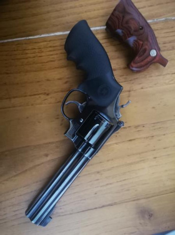 Poco que decir de este revolver, va con las dos cachas y la funda de las fotos 450€+portes,el revolver 10