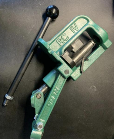 Se vende magnífica prensa de recarga RCBS ROCK CHUCKER.
Está en perfecto estado, entregándose con placa 02