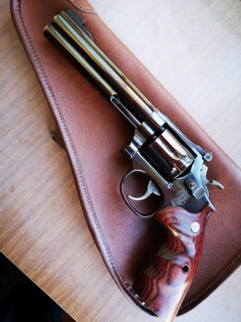 Poco que decir de este revolver, va con las dos cachas y la funda de las fotos 450€+portes,el revolver 21