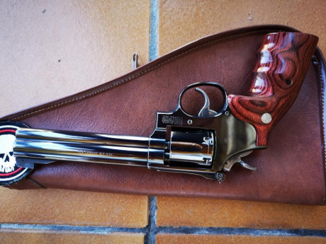 Poco que decir de este revolver, va con las dos cachas y la funda de las fotos 450€+portes,el revolver 20