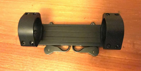 Se ofrece una montura de acero la plataforma, anillas de aluminio aeronautico, de 34 mm. Muy buen estado.
Su 00