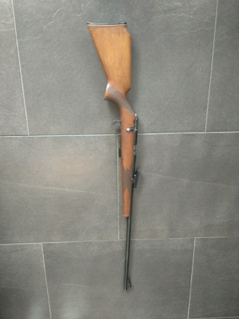 Tiene alza micrométrica, está en Tarragona y se vende por 150€, no incluido envío. Tiene cerrojo y cargador. 01