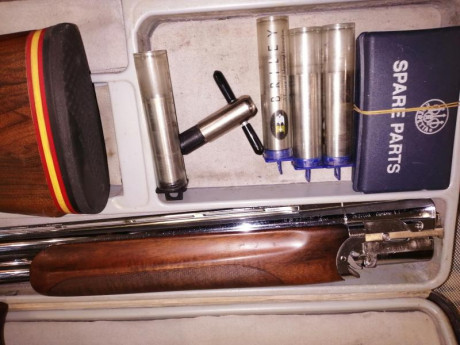 Impresionante arma, muy poco usada, se entrega con dos culatas, maletín original y todos los accesorios 10