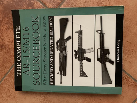 Libros sobre la historia, desarrollo y modelos del mitico  black rifle, incluye despieces, guias de mantenimiento 02