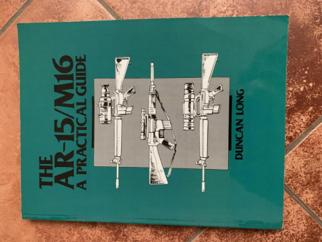 Libros sobre la historia, desarrollo y modelos del mitico  black rifle, incluye despieces, guias de mantenimiento 01