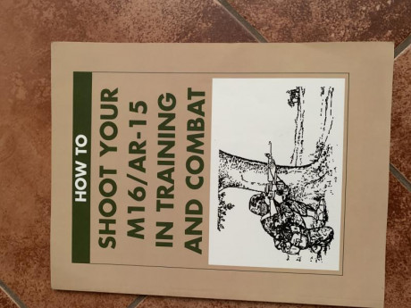 Libros sobre la historia, desarrollo y modelos del mitico  black rifle, incluye despieces, guias de mantenimiento 00