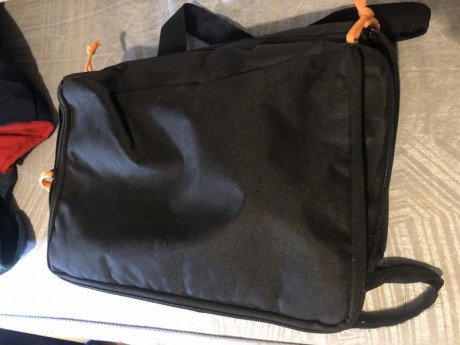Vendo funda compresor usada preferible entregar Madrid y alrededores , tamaño aproximado  30 cm de largo 00