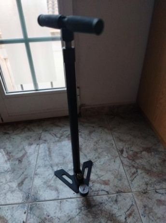  Vendo Bomba manual para pistolas y carabinas aire comprimido , 3500 PSI 250 bars de presión máxima .
No 01