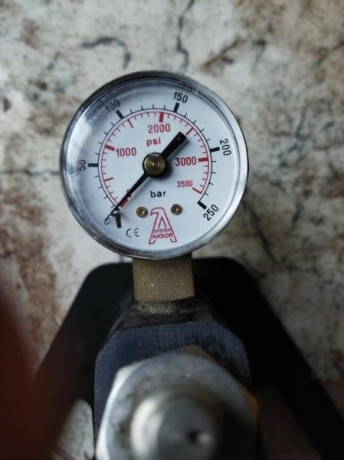  Vendo Bomba manual para pistolas y carabinas aire comprimido , 3500 PSI 250 bars de presión máxima .
No 00