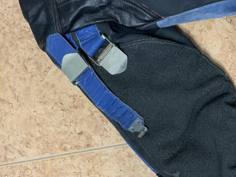 Vendo traje de tiro olímpico:

Chaqueta sauer talla L 60€
Pantalón anschutz talla L 60€
Zapatos anschutz 50