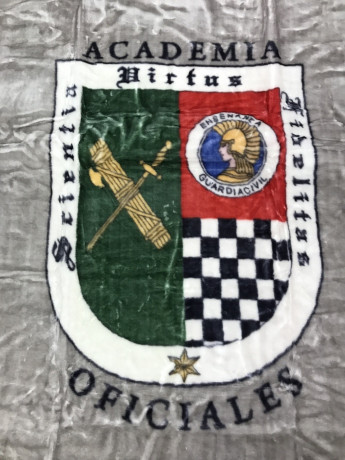 MANTA GUARDIA CIVIL ACADEMIA OFICIALES

CON ESCUDO CENTRAL Y FUNDA DE RESGUARDO Y TRANSPORTE

MEDIDAS 00