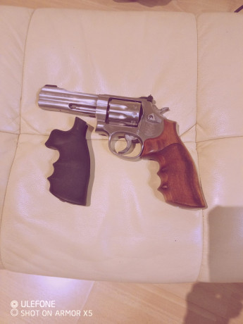 Mi amigo Paco vende revolver Smith wesson del 22 rl de cuatro pulgadas y diez tiro con doble cacha agrupa 02