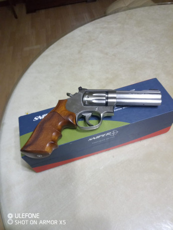 Mi amigo Paco vende revolver Smith wesson del 22 rl de cuatro pulgadas y diez tiro con doble cacha agrupa 10