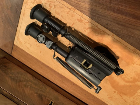 Se vende este magnífico bipode Harris que está sin usar con patas extendidas de 22cm. y fijador de extensiones 02