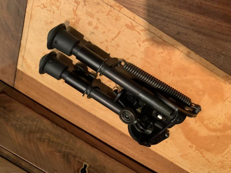 Se vende este magnífico bipode Harris que está sin usar con patas extendidas de 22cm. y fijador de extensiones 01