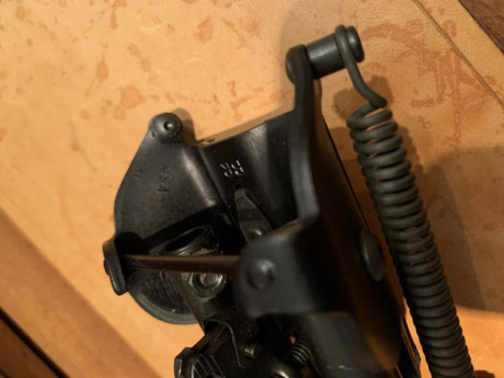 Se vende este magnífico bipode Harris que está sin usar con patas extendidas de 22cm. y fijador de extensiones 10