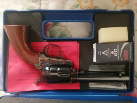 Vendo revolver Uberti Peacemaker del calibre .22 con cañon 4 3/4 y otro Uberti Peacemaker amparada en 00