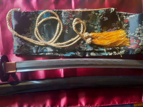 Por remodelación de mi colección de armas japonesas saco a la venta esta preciosa katana en acero damasquinado, 10