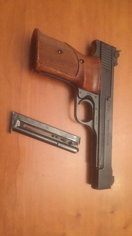 Poco que decir de esta pistola. Smith & wesson 41 calibre 22 lr pistola solida y robusta donde las 01