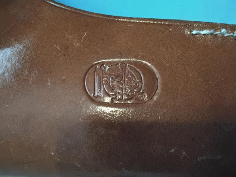 Funda sobaquera de cuero de la marca Llama. En muy buen estado. Se encuentra en Valladolid. 20€. 02