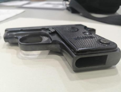 Hola, vendo esta miniatura de pistola, una Astra CUB, mod. 2000, cal. 6.35, guiada en A y con un cargador, 02