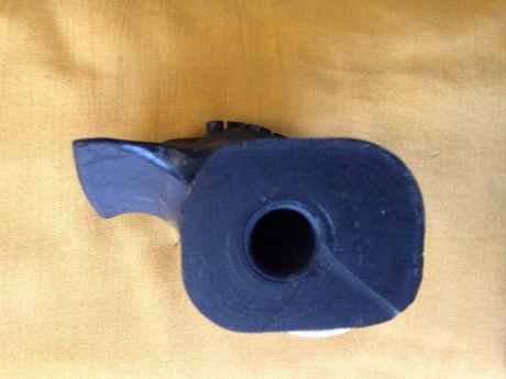 Sólida empuñadura de resina, entiendo manufacturada en un torno.
p r e c i o  25 € más 11'20  de portes 00