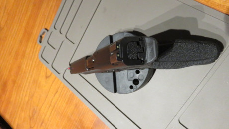 Vendo mi pistola S&W MP9 PRO SERIES impecable ,  el arma a tenido muy poco uso, unos 500 tiros y me 01