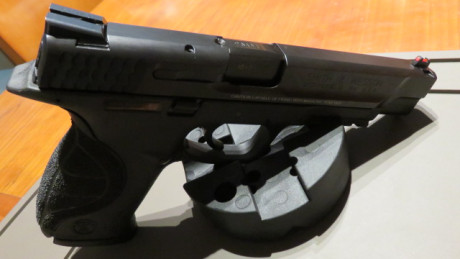 Vendo mi pistola S&W MP9 PRO SERIES impecable ,  el arma a tenido muy poco uso, unos 500 tiros y me 00