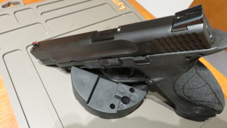 Vendo mi pistola S&W MP9 PRO SERIES impecable ,  el arma a tenido muy poco uso, unos 500 tiros y me 11