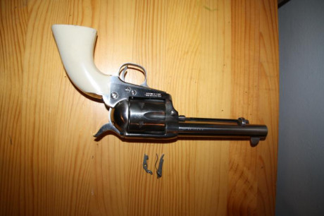 Vendo Cattelman Uberti 1873 del 44-40 en INOX, replica del famoso revolver Colt Cattelman del 1873. Cañón 20