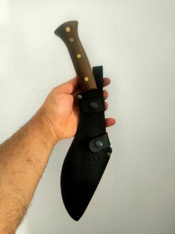 Se vende kukry cóndor en acero carbono funda en cuero y mango en madera de nogal americano una bestia 02