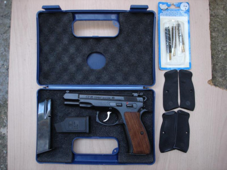 vendo pistola cz 85 combat casi sin estrenar.
2 cargadores+3 juegos de cachas sin estrenar+1 kit de limpieza 02