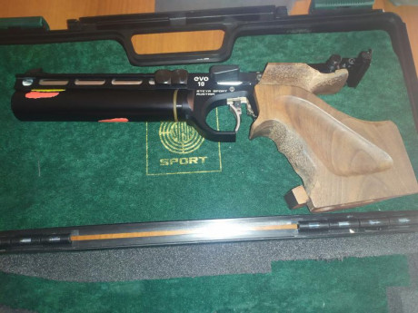 Se vende pistola Steyr Evo compac del año 2018.Cacha talla M. Sin retocar. 2 botellas. Accesorios y maleta 02