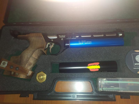 Se vende pistola Steyr Evo compac del año 2018.Cacha talla M. Sin retocar. 2 botellas. Accesorios y maleta 01