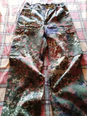 Vendo pantalones militares del ejercito, el precio incluye el envió, si alguien quiere los dos pantalones 00