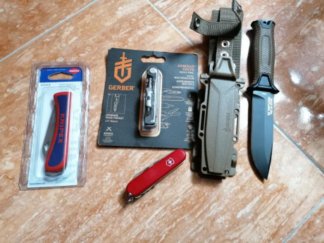 Pongo a la venta 
Lote 1
Gerber strongarm nuevo, gerber ambar drive sin abrir, victorinox usada en buen 02