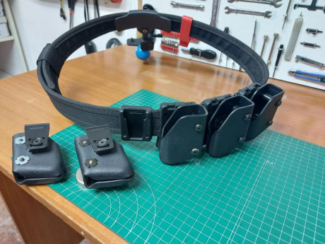 Vendido, pendiente de envío.

Vendo Cinturón (125 -130 cm)  para IPSC con funda de extracción rápida y 02