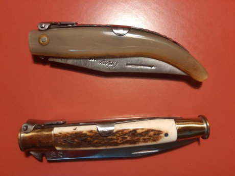 Hola a todos,
Pongo a la venta estas dos navajas clásicas de palanquilla. Totalmente nuevas, solo exposición, 01