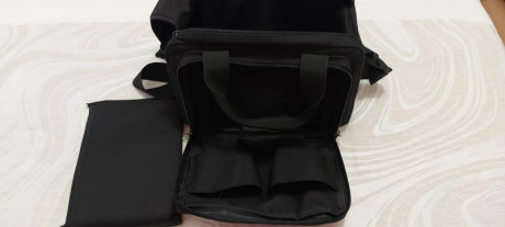 Pues por no usar y tener varias bolsas e decidido vender esta de la prestigiosa marca UNCKE MIKES ...la 01