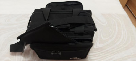 Pues por no usar y tener varias bolsas e decidido vender esta de la prestigiosa marca UNCKE MIKES ...la 00