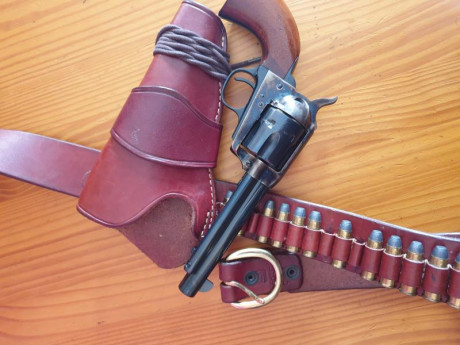 buenas como no le estoy dando uso y esta cogiendo polvo en el armero vendo Revolver del calibre 44/40 01