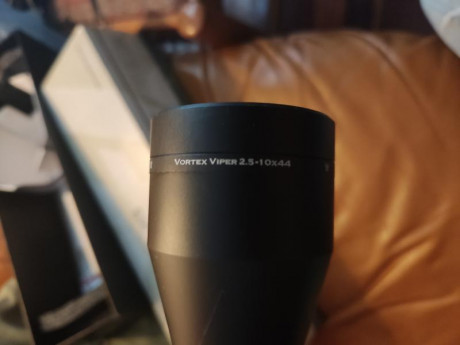 Visor en un estado impecable, reticula mildot en segundo plano, tiene instrucciones, el tubo que se le 00