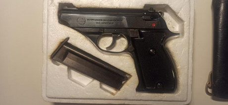 Vendo Astra Mod. Constable del calibre 22LR, con pocas señales de uso, con 2 cargadores, así como sus 01