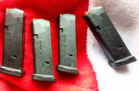 Se vende lote cuatro cargadores PMAG para Glock 19.
80 euros más portes.
Están en La Coruña. 01