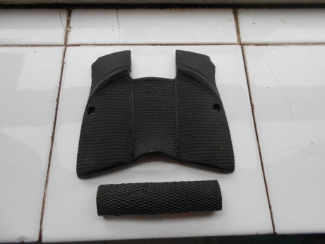 saludos: pongo a la venta estas cachas para la pistola browning GP 35 son de goma pachmayr por 23 euros 01