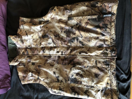 Chaleco en perfecto estado reversible color camuflaje y color verde! Es la talla s para una persona q 00