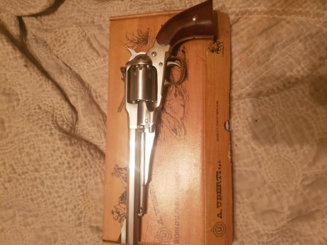 Revolver Uberti  1858 Remington Inox. Target .44, fabricado en acero inoxidable, con miras tipo target 01