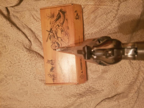 Revolver Uberti  1858 Remington Inox. Target .44, fabricado en acero inoxidable, con miras tipo target 00
